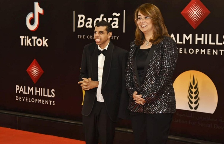 Social Solidarity Minster walks red carpet with pianist with disability