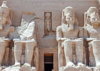 Tourist attempts scattering mother’s ashes in Abu Simbel